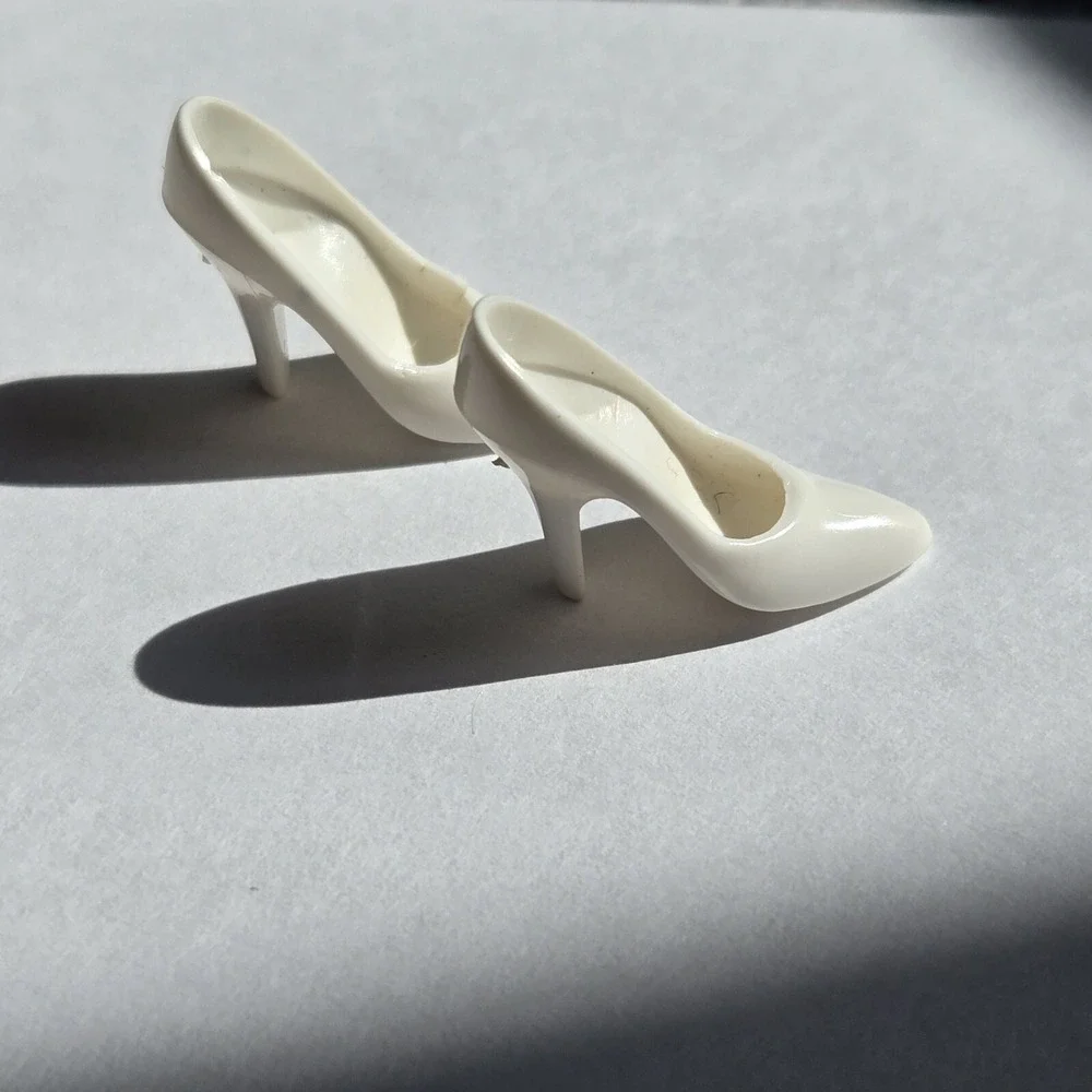 Vintage Barbie White BONE ECRU Closed Toe Heels Pumps Shoes 1960s Hong‎ Kong